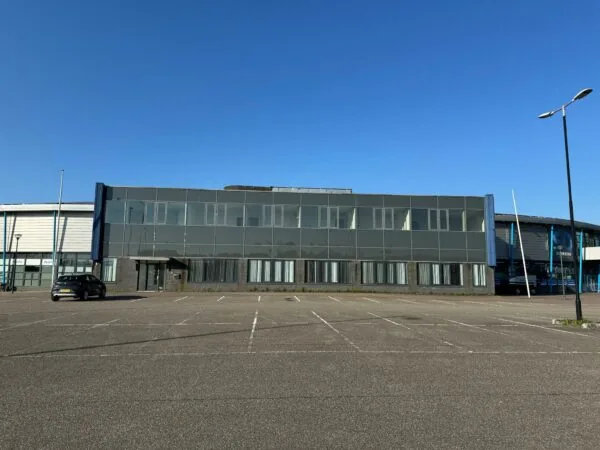 Zakelijk kantoorpand aan de Van der Hagenstraat met lege parkeerplaats op de voorgrond.